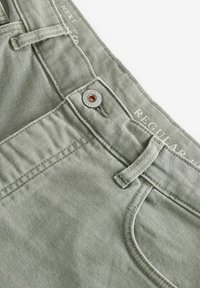 Next REGULAR FIT OVERDYED - Jean droit - sage green
