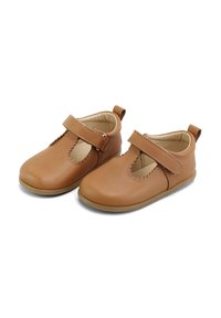 Zapatos infantiles de cuero color miel con diseño de tirante en T, punta redonda y pequeño tacón. Presentan un costuras contrastantes y una pestaña en la parte trasera.