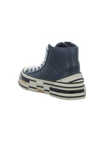 Hoher Sneaker aus marineblauem Leder mit weißen Schnürsenkeln, ausgestattet mit einer mehrschichtigen Plateausohle mit schwarzen und beigefarbenen Streifen und einer strukturierten Rückwand.