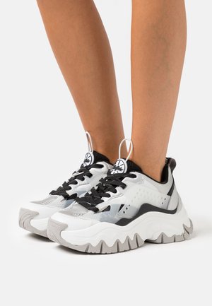 TRAIL ONE - Sneakers laag - silver/black