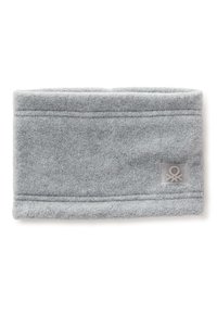 Fascia di velluto grigia con una consistenza liscia, caratterizzata da un orlo cucito e un'etichetta chiara con un emblema. Forma rettangolare, materiale morbido.