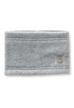 Bandeau en polaire gris avec une texture lisse, présentant un ourlet cousu et une étiquette claire avec un emblème. Forme rectangulaire, matériau doux.