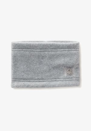 Bandeau en polaire gris avec une texture lisse, présentant un ourlet cousu et une étiquette claire avec un emblème. Forme rectangulaire, matériau doux.