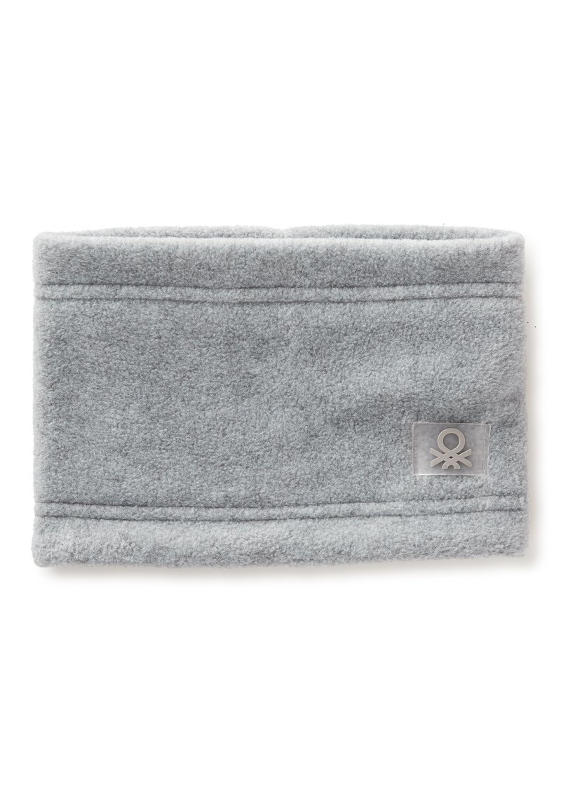 Fascia di velluto grigia con una consistenza liscia, caratterizzata da un orlo cucito e un'etichetta chiara con un emblema. Forma rettangolare, materiale morbido.