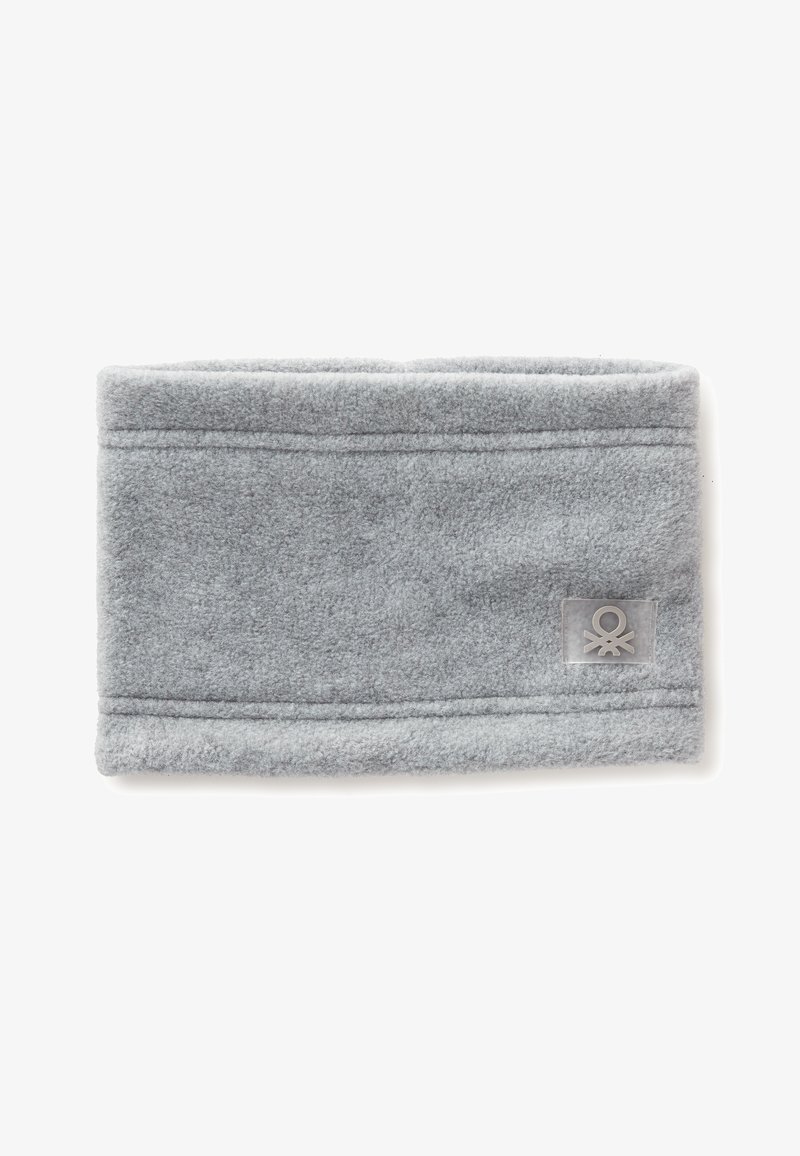 Fascia di velluto grigia con una consistenza liscia, caratterizzata da un orlo cucito e un'etichetta chiara con un emblema. Forma rettangolare, materiale morbido.