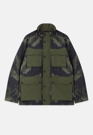 Jas met camouflagepatroon, voorzien van een hoge kraag, meerdere grote voorzakken en een knoopsluiting, gemaakt van waterafstotend materiaal.