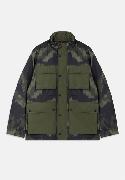 Jakke med camouflage-mønster, høj krave, flere store frontlommer og knaplukning, fremstillet af vandafvisende materiale.