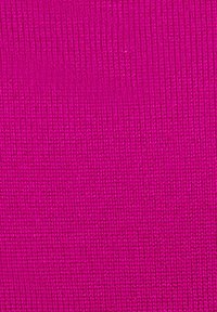 Heldere fuchsia stof met een glad, gestructureerd breipatroon, gelijkmatig gekleurd zonder enige merkbare patronen of versieringen.