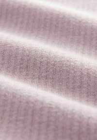 Helllila Stoff mit gerippter Textur, der subtile Farbvariationen aufweist und sich weich und glatt anfühlt. Keine sichtbaren Muster oder Akzente.