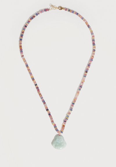 Πολύχρωμο κολιέ με χάντρες, με ένα ανάγλυφο κρεμαστό του Βούδα σε ανοιχτό μπλε και χρυσό κούμπωμα καβουράκι σε λευκό φόντο.