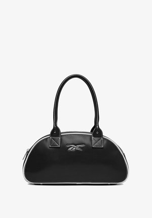 Czarna skórzana torebka o zaokrąglonym kształcie, z podwójnymi uchwytami, kontrastującym białym przeszyciem oraz logo Reebok na środku przedniej części.