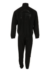 Zwarte sportieve trainingsoutfit met een hoodie met hoge kraag en reflecterend logo-detail op de achterkant, gecombineerd met taps toelopende broek.