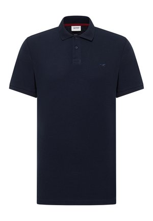 Tamsiai mėlynas trumpomis rankovėmis polo marškinėlis su apykakle, dviejų mygtukų atplaiša ir mažu siuvinėtu arklių logotipu kairėje krūtinės pusėje.