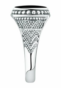 Silberring mit einem schwarzen Stein, der strukturierte geometrische Muster und runde Akzente in der Nähe des Steins aufweist, polierte Oberfläche, sich verjüngendes Band.