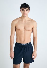 Tommy Hilfiger LOGO MEDIUM DRAWSTRING - Shorts da mare - desert sky