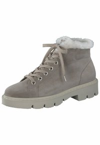 Stivale alla caviglia in suede grigio con colletto in pelliccia sintetica, chiusura con lacci, occhielli in argento e suola in gomma spessa con design intagliato per una maggiore trazione.