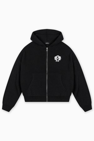 Hanorac negru, cu fermoar și model dantelat, cu glugă cu șnur, două buzunare frontale și un logo brodat alb pe partea stângă a pieptului. Textură moale.