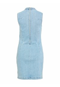 Robe en denim bleu clair sans manches avec un col montant et une fermeture éclair dans le dos allant du cou à l'ourlet.