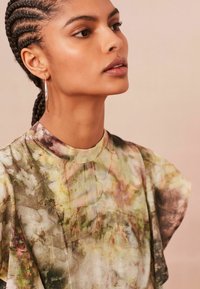 Next FLUTTER SLEEVE HIGH NECK TALL REGULAR FIT - Vardagsklänning - neutral tie dye