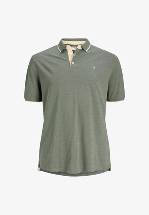 Polotröja i olivgrön, kortärmad, med krämfärgad krage och detaljer. Har en framknäppning med två knappar och logotypdetalj.