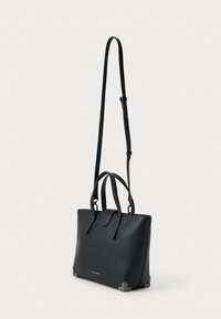 Μαύρη δερμάτινη τσάντα tote με δομημένο σχέδιο, διπλές πάνω λαβές, ρυθμιζόμενο λουρί και μεταλλικές γωνιακές λεπτομέρειες.