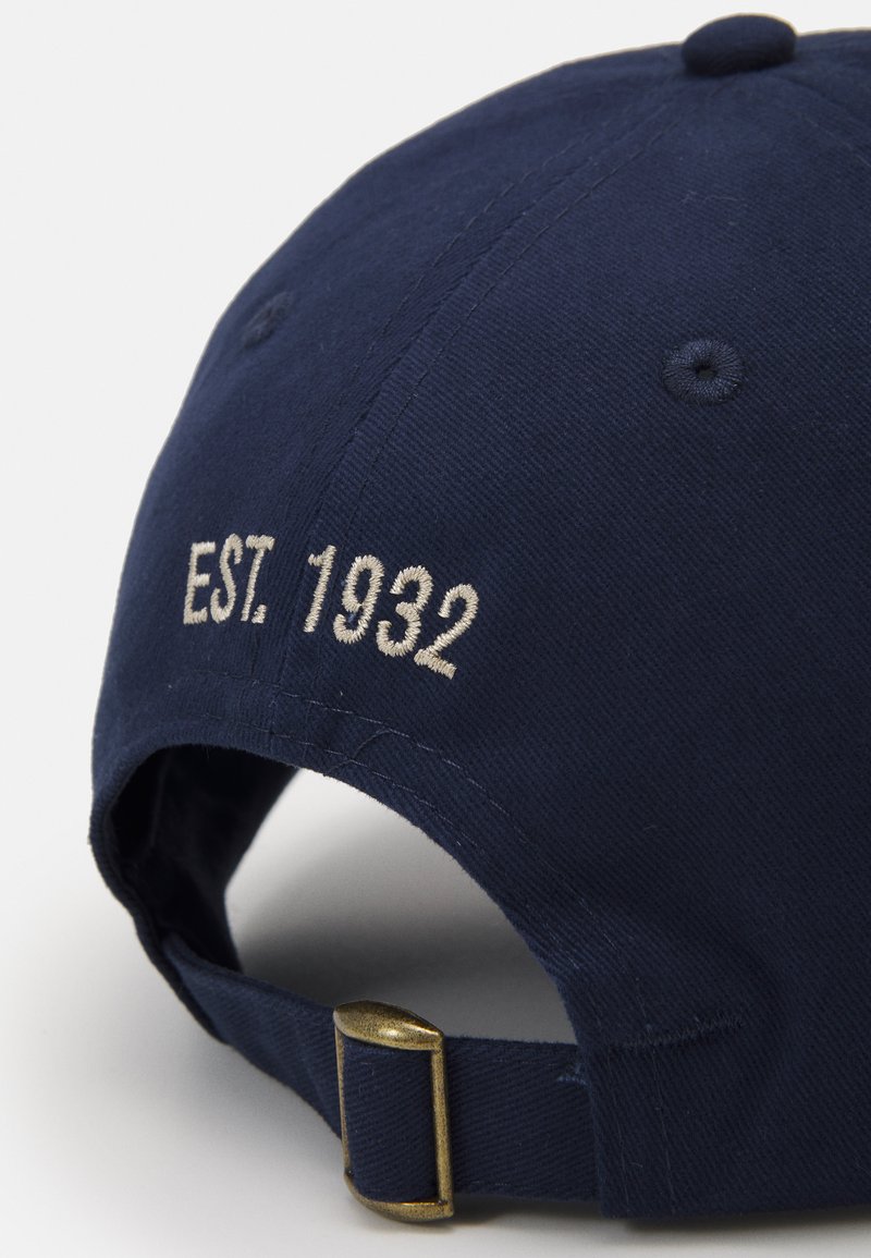 Herren Mützen, Hüte & Caps | R. M. WILLIAMS SCRIPT UNISEX Cap navy/bone/dunkelblau - XM46363 Herren Mützen, Hüte & Caps | R. M. WILLIAMS SCRIPT UNISEX Cap navy/bone/dunkelblau - XM46363