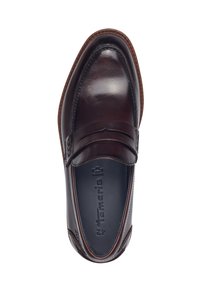 Bruine leren instappers met een gladde afwerking, voorzien van een gestikt ontwerp, een verhoogde voorband en een ronde neus. Donkere binnenzool met merklogo.