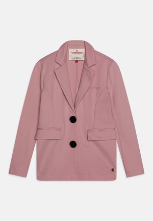 Rosa Damenblazer mit zwei schwarzen Knöpfen, aufgesetzten Taschen, Reverskragen und dezent eingesticktem Logo auf der Brust, flach auf weißem Hintergrund ausgelegt.