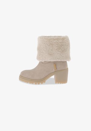 Stivali alla caviglia beige in suede con un soffice risvolto in pelliccia sintetica, tacco chunky beige e suola in gomma texturizzata per una migliore aderenza.