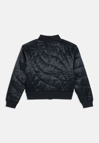 Μαύρο καπιτονέ μπουφάν bomber με ραμμένο γιακά, μανίκια και στρίφωμα, εμφανίζεται από πίσω σε λευκό φόντο.