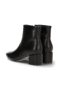 Botas ankle de cuero negro con punteras redondeadas y tacones de bloque, mostradas desde la parte trasera y lateral sobre un fondo blanco.