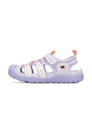 Sandalia morada con malla, suela de goma y correa de velcro. Presenta correas decorativas con patrones florales y colores de acento en rosa y blanco.