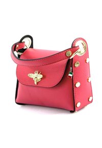 Sac à main en cuir rouge avec une fermeture à rabat, détail en forme d'abeille dorée, clous dorés sur le côté et une sangle contrastante avec de la quincaillerie en métal.
