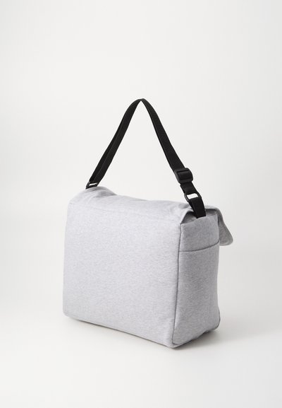 Borsa a tracolla in tessuto grigio con forma rettangolare, design imbottito, cinturino regolabile nero e una tasca laterale per ulteriore spazio di stoccaggio.
