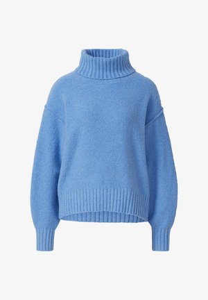 Šviesiai mėlynas golfas, pagamintas iš minkštos, tekstūruotos virvės su plačiomis raukinėtomis apykaklėmis ir rankogaliais, turintis nuleistus peties siūlus ir laisvą siluetą.