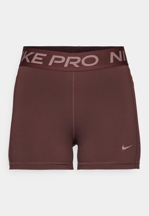 Shorts de sport bordeaux avec une large ceinture sombre portant le texte "NIKE PRO". Texture lisse avec un petit logo Nike rose sur le côté.
