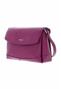 Petit sac en cuir violet à bandoulière avec une fermeture rabat et le logo argent "PICARD" sur le devant, présenté sur fond blanc.