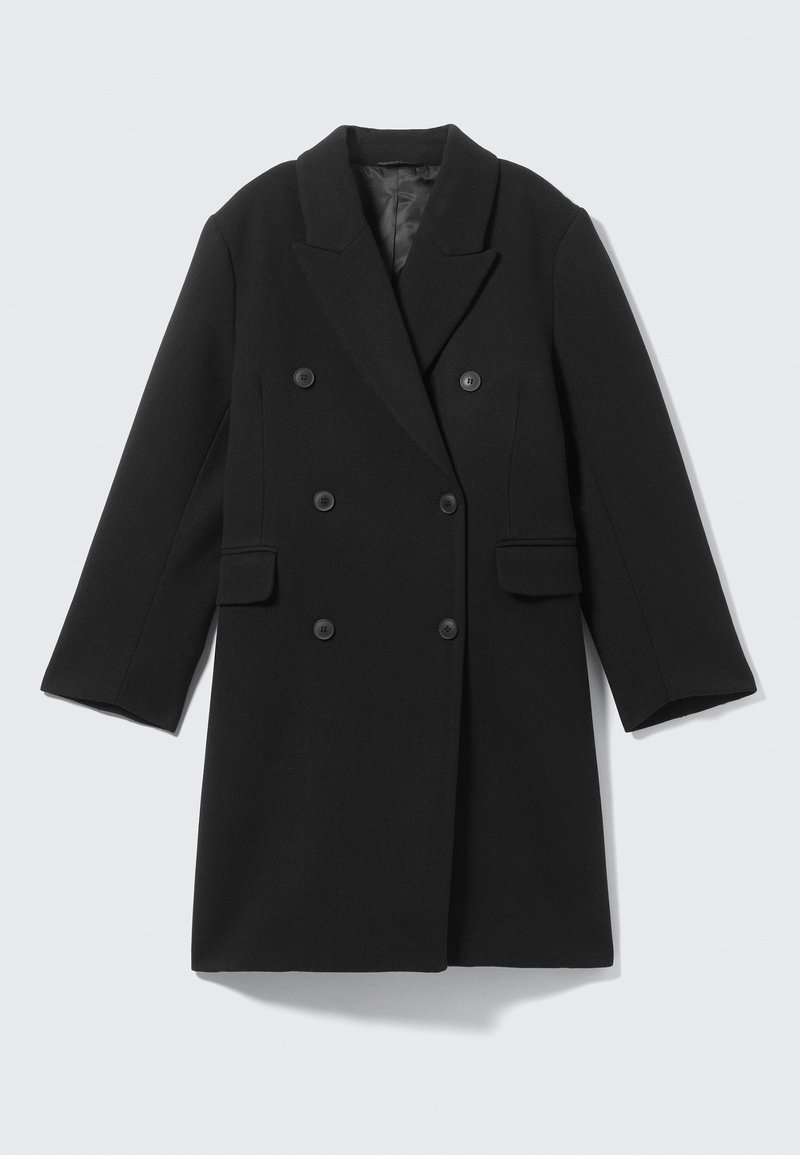 Manteau en laine noire avec un design à double boutonnage, col cranté, poches à rabat et fermetures par boutons. Texture lisse, manches mi-longues.