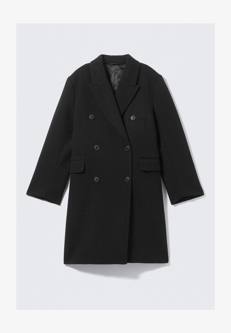 Manteau en laine noire avec un design à double boutonnage, col cranté, poches à rabat et fermetures par boutons. Texture lisse, manches mi-longues.