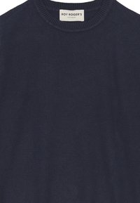 Maglione lavorato a maglia blu navy con colletto rotondo e bordo a coste. Texture morbida; etichetta con la scritta "ROY ROGER'S KIDSWEAR." Design semplice e classico.