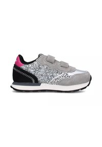 Sneaker grigia con accenti argentati e glitter, chiusura in Velcro, tacco nero e suola bianca. Caratterizzata da un motivo a pois sui lati e materiali testurizzati.
