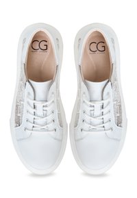 Baskets blanches avec une tige en cuir lisse, des panneaux latéraux en mesh et une semelle en caoutchouc. Design à lacets avec des accents brodés.