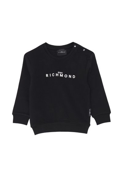 Felpa nera a maniche lunghe con la scritta "JOHN RICHMOND" stampata in bianco sulla parte anteriore e dettagli con bottoni vicino alla spalla sinistra.