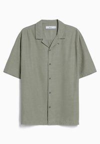 Koszula krótki rękaw z guzikami w jasnym oliwkowym kolorze. Wykonana z gładkiego materiału, z kołnierzykiem typu camp i subtelnym detalem przeszycia w okolicy szyi.