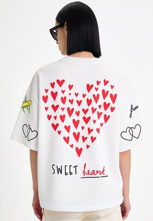 Mira Paris, TATTOO SWEET OVERSIZED BOXY TEE 26 UNISEX - T-shirt imprimé - white