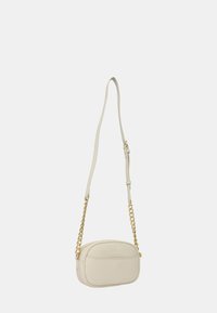 Borsa a tracolla in pelle beige con forma arrotondata, caratterizzata da un accento in catena dorata e una tracolla regolabile. Texture liscia e dettagli cuciti.