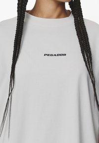 Pegador ARENDAL LOGO HEAVY OVERSIZED TEE - Camiseta estampada - washed salty cream