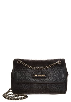 Schwarze Moschino Handtasche mit geprägten Mustern, Klappverschluss und goldenem Kettenriemen.