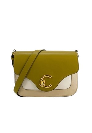 Borsa a tracolla in pelle con patta verde oliva, base beige e chiusura decorativa dorata, dotata di tracolla regolabile.