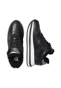 Sneaker nere in pelle con suole bianche, lacci neri e rivestimento nero peloso, mostrate dall'alto e di lato su sfondo bianco.
